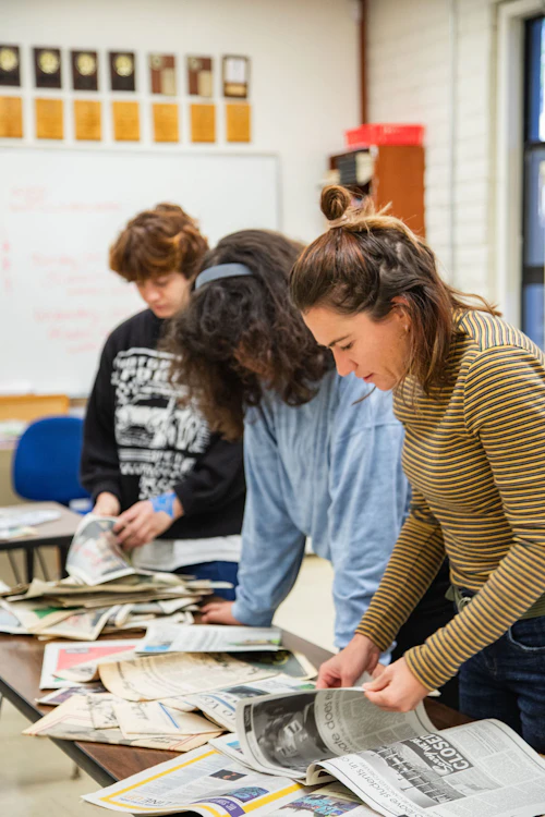 personas leyendo periódicos