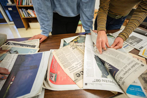 estudiantes leyendo periódicos