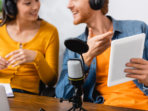 estudiantes haciendo podcasting