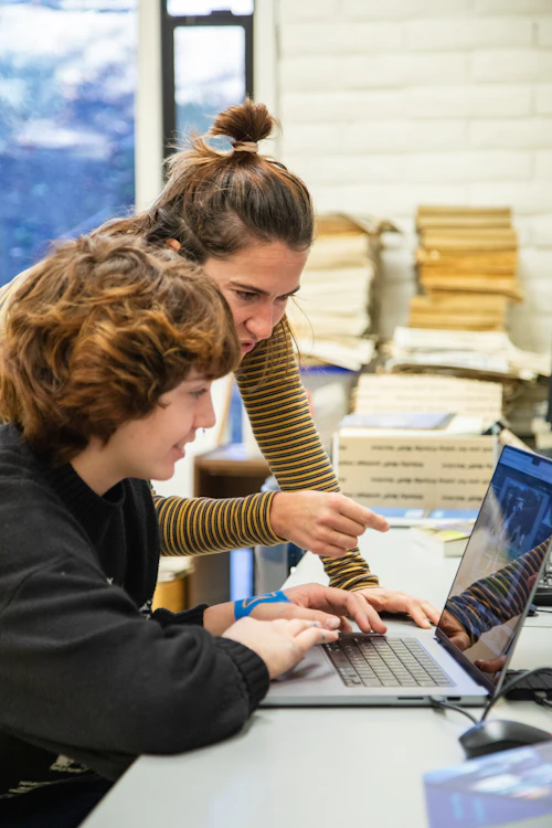 Alexandria trabajando con un estudiante en un artículo