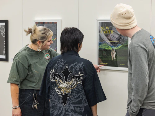 estudiante mirando arte digital