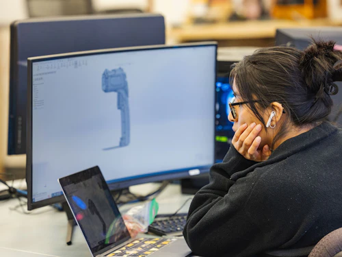 estudiante dibujando con la computadora