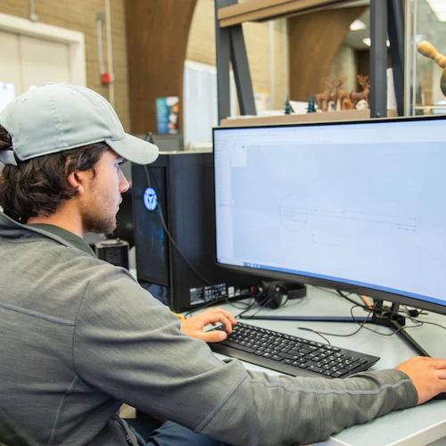 hombre diseñando con la computadora