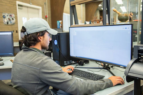 hombre diseñando con la computadora