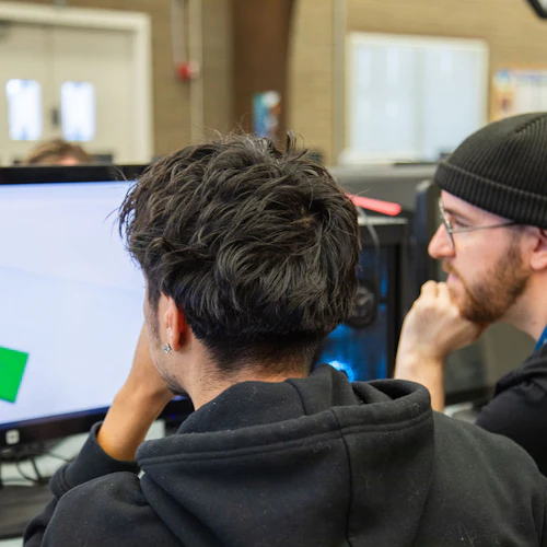 estudiantes trabajando en un proyecto
