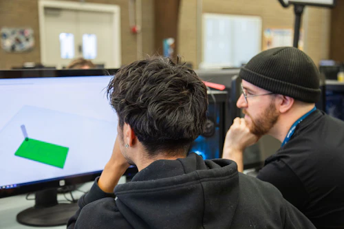 estudiantes trabajando en un proyecto