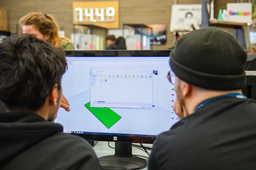 estudiante trabajando en un diseño