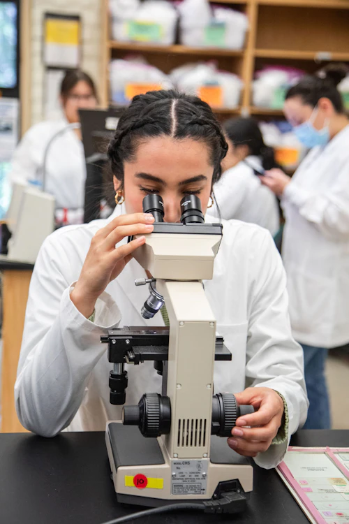 estudiante con microscopio