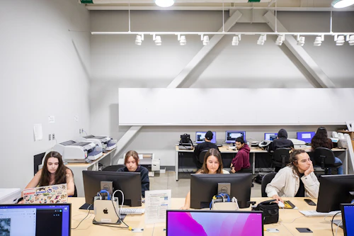 estudiantes en computadoras