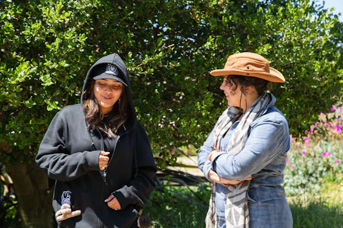 Dos estudiantes en discusión.
