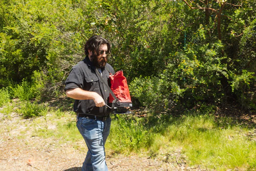 estudiante con una bolsa de semillas