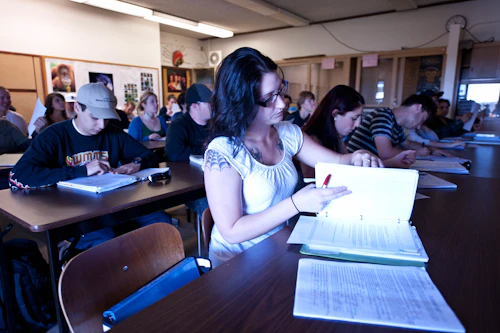 estudiantes aprendiendo en el Laboratorio de Antropología