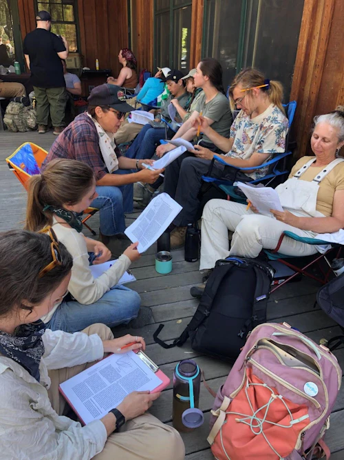 estudiando artículos académicos mientras estás en el campo