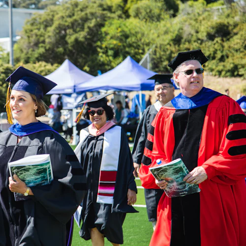 Presidente del Colegio y facultad en la graduación con togas