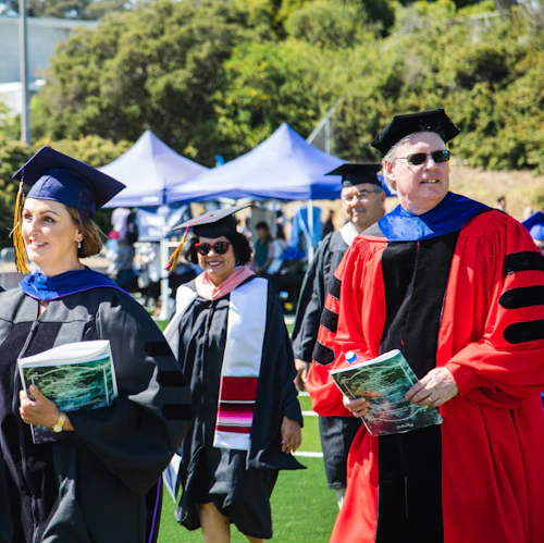 Presidente del Colegio y facultad en la graduación con togas