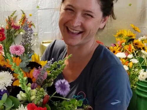 Profesora haciendo un ramo de flores.