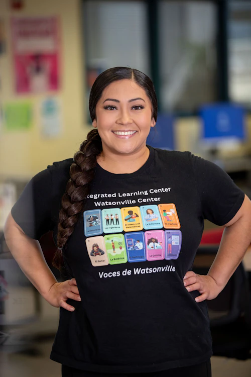 Una estudiante femenina de Cabrillo posa en el Centro de Watsonville