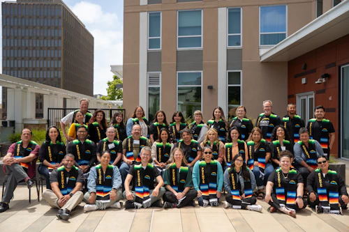Los graduados de Puente lucen sus estolas de graduación.