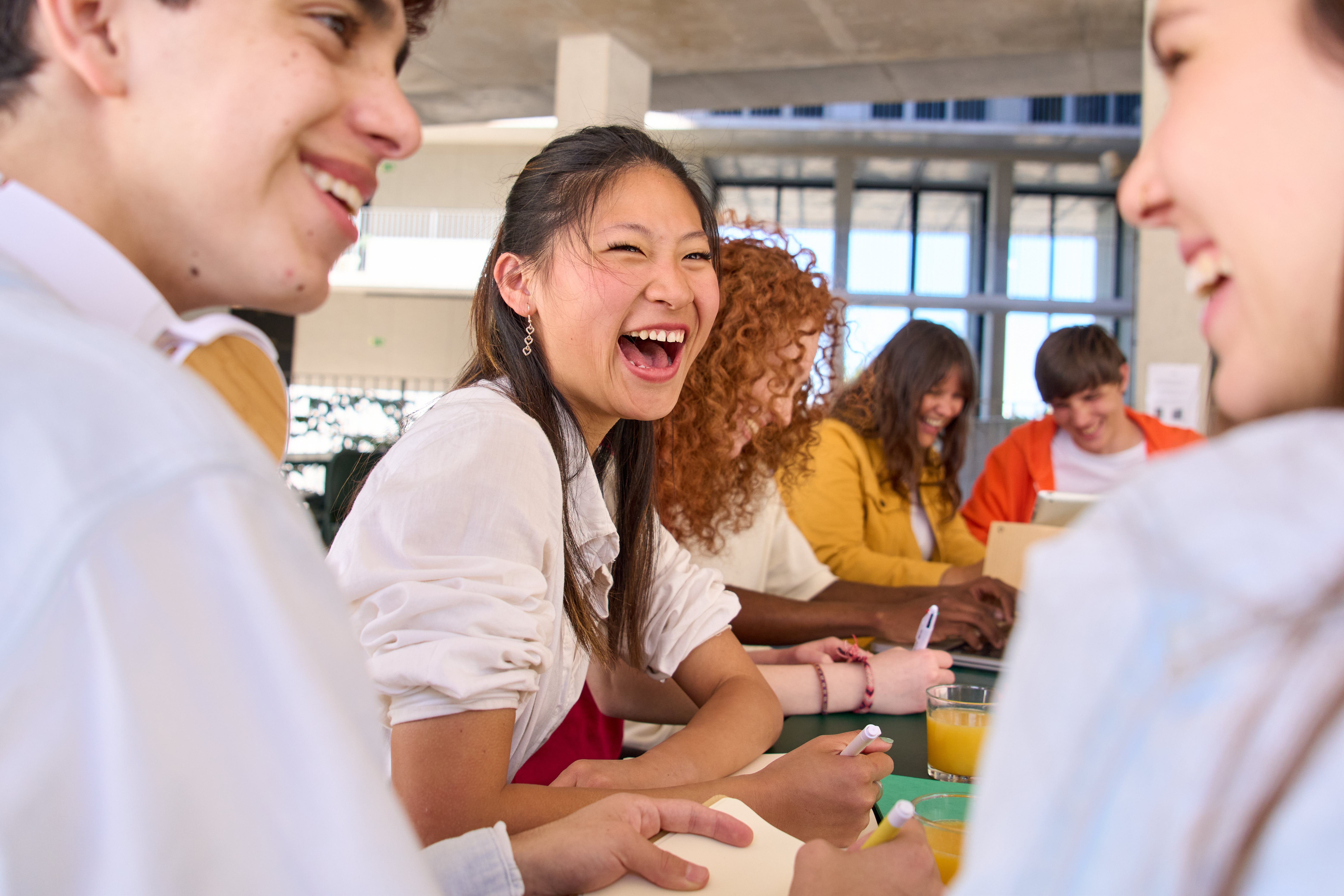 estudiantes universitarios en la cafetería